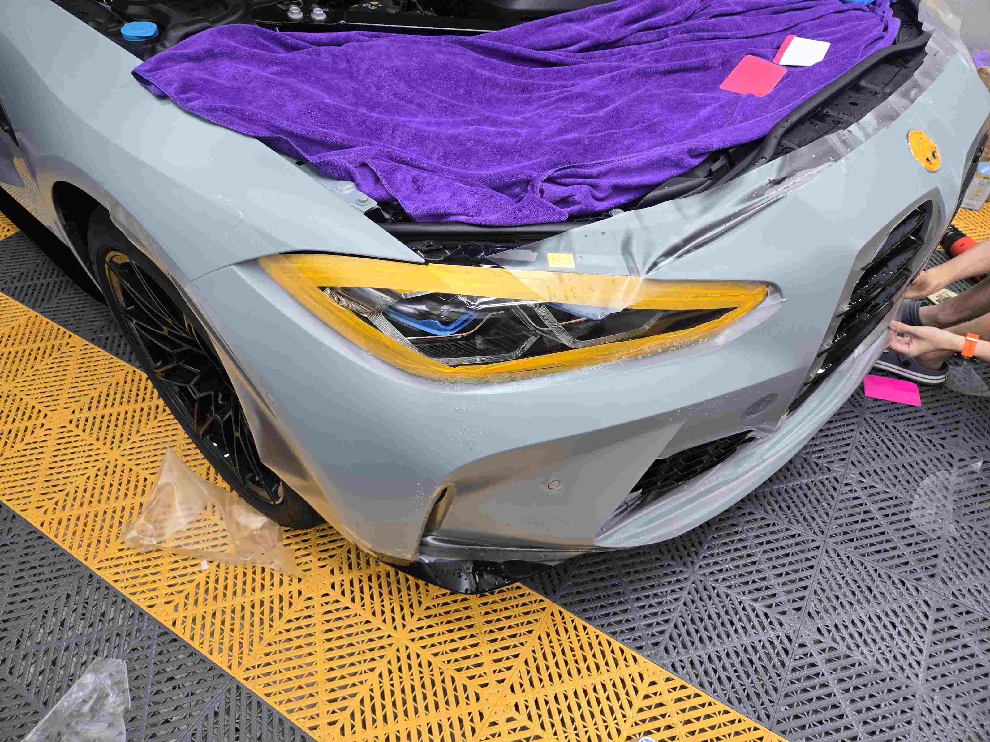 BMW G82 M4 フロントバンパー施工中②